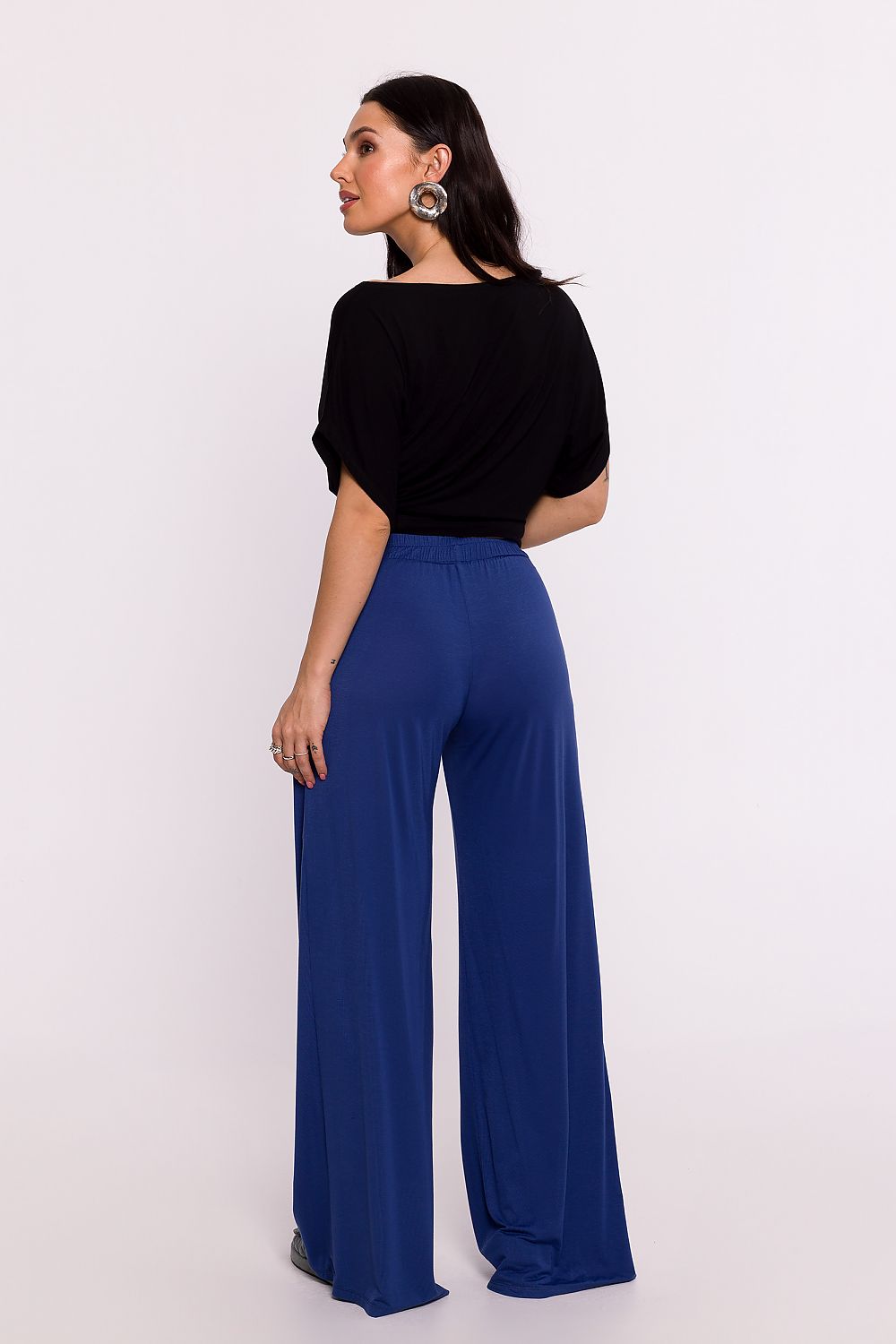 Pantalon large bleu porté par une femme, fabriqué en Europe, mode parisienne