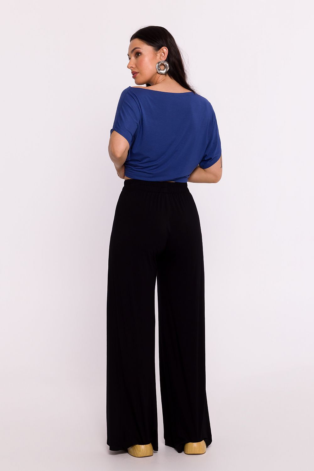 Pantalon large noir porté par une femme, fabriqué en Europe, mode parisienne