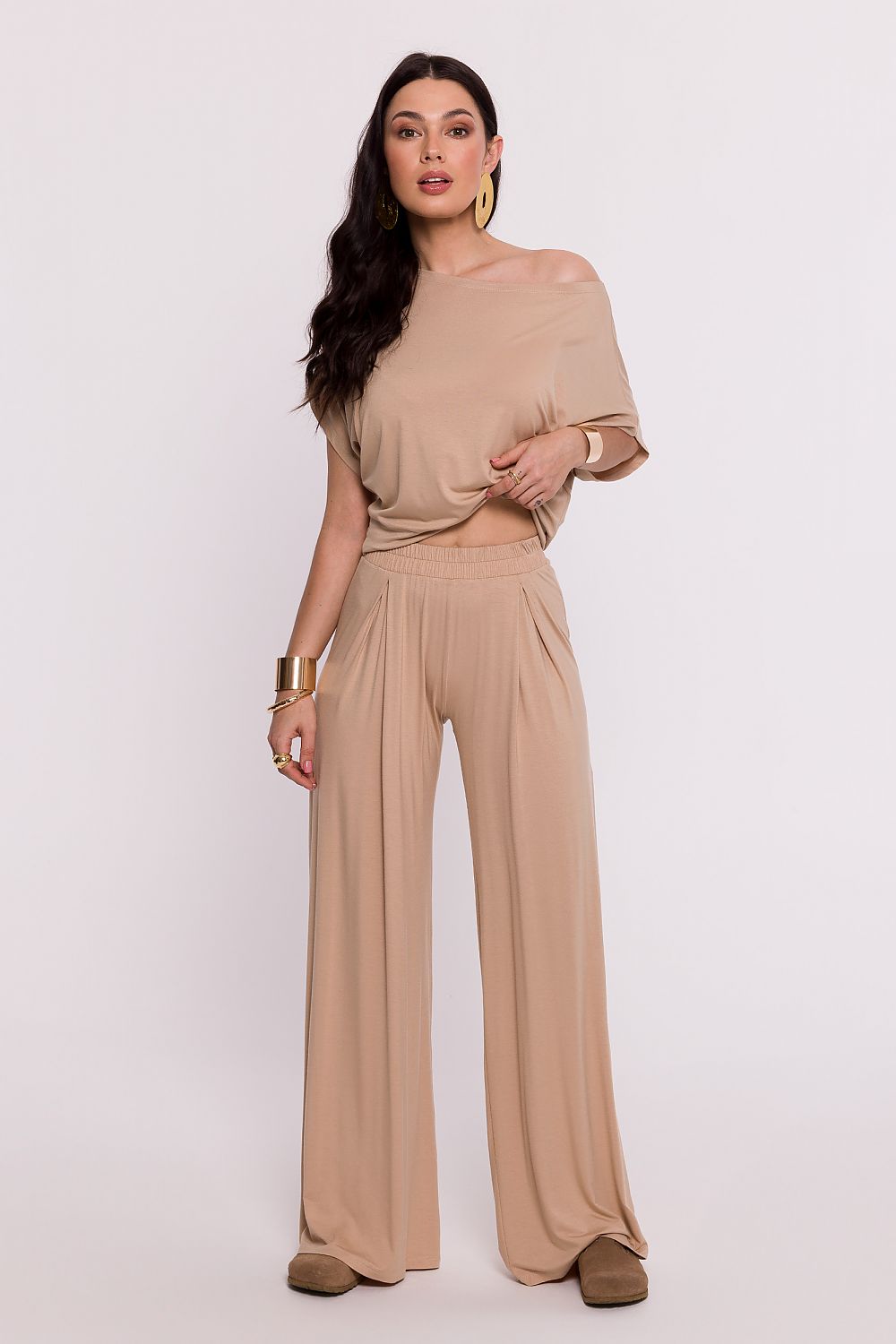 Pantalon large beige porté par une femme, fabriqué en Europe, mode parisienne