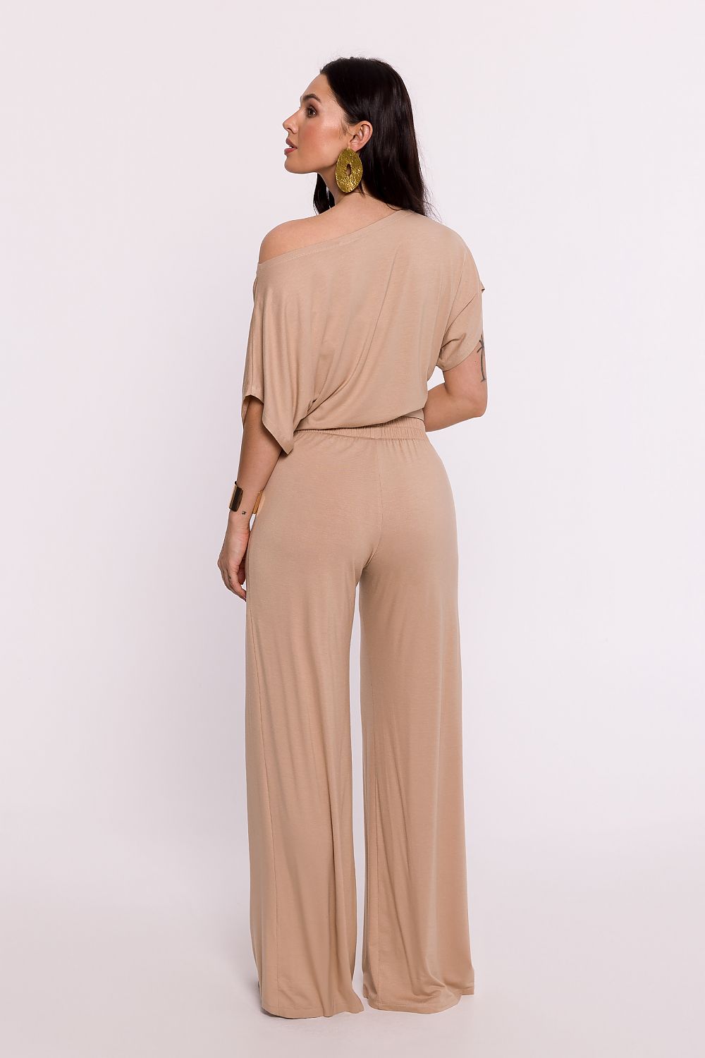 Pantalon large beige porté par une femme, fabriqué en Europe, mode parisienne