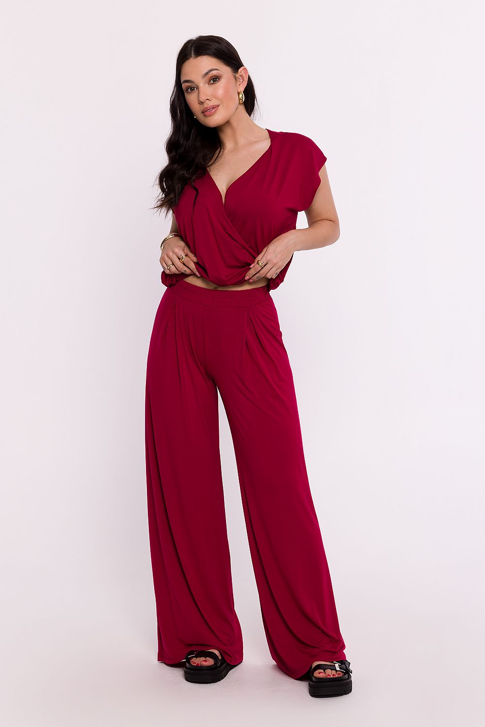 Pantalon large rouge porté par une femme, fabriqué en Europe, mode parisienne