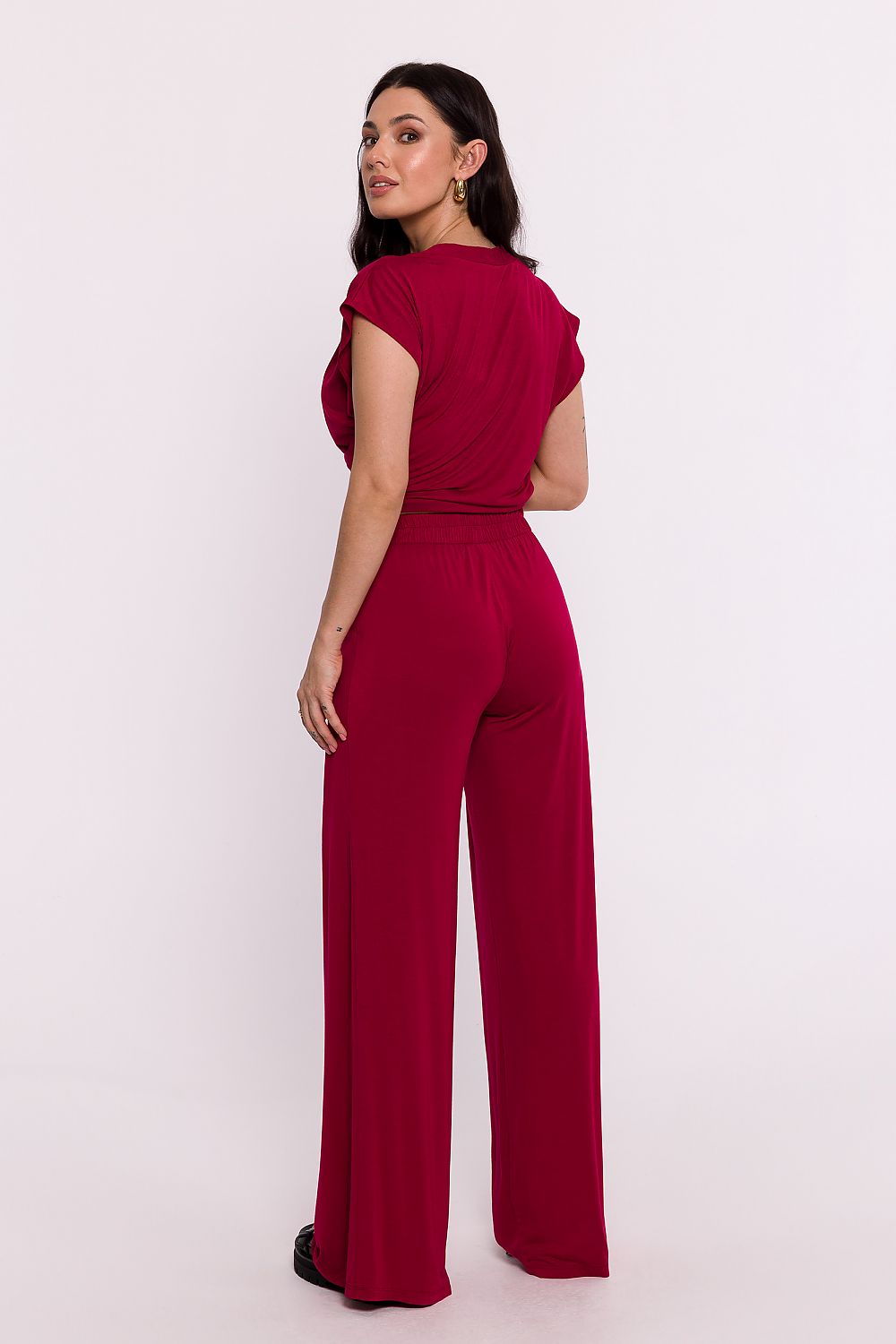 Pantalon large rouge porté par une femme, fabriqué en Europe, mode parisienne