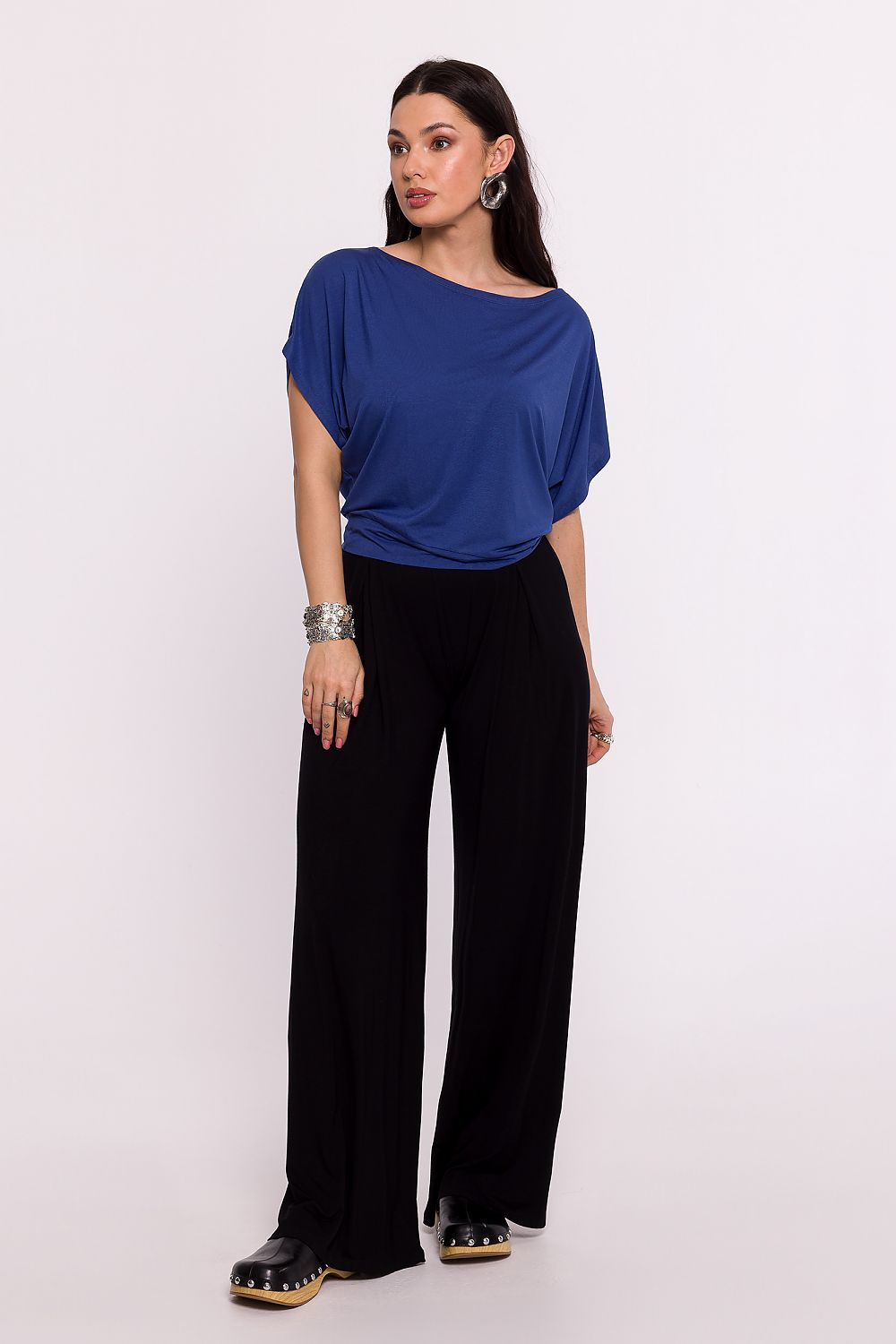 Femme portant un chemisier bleu oversize fabriqué en Europe, mode parisienne