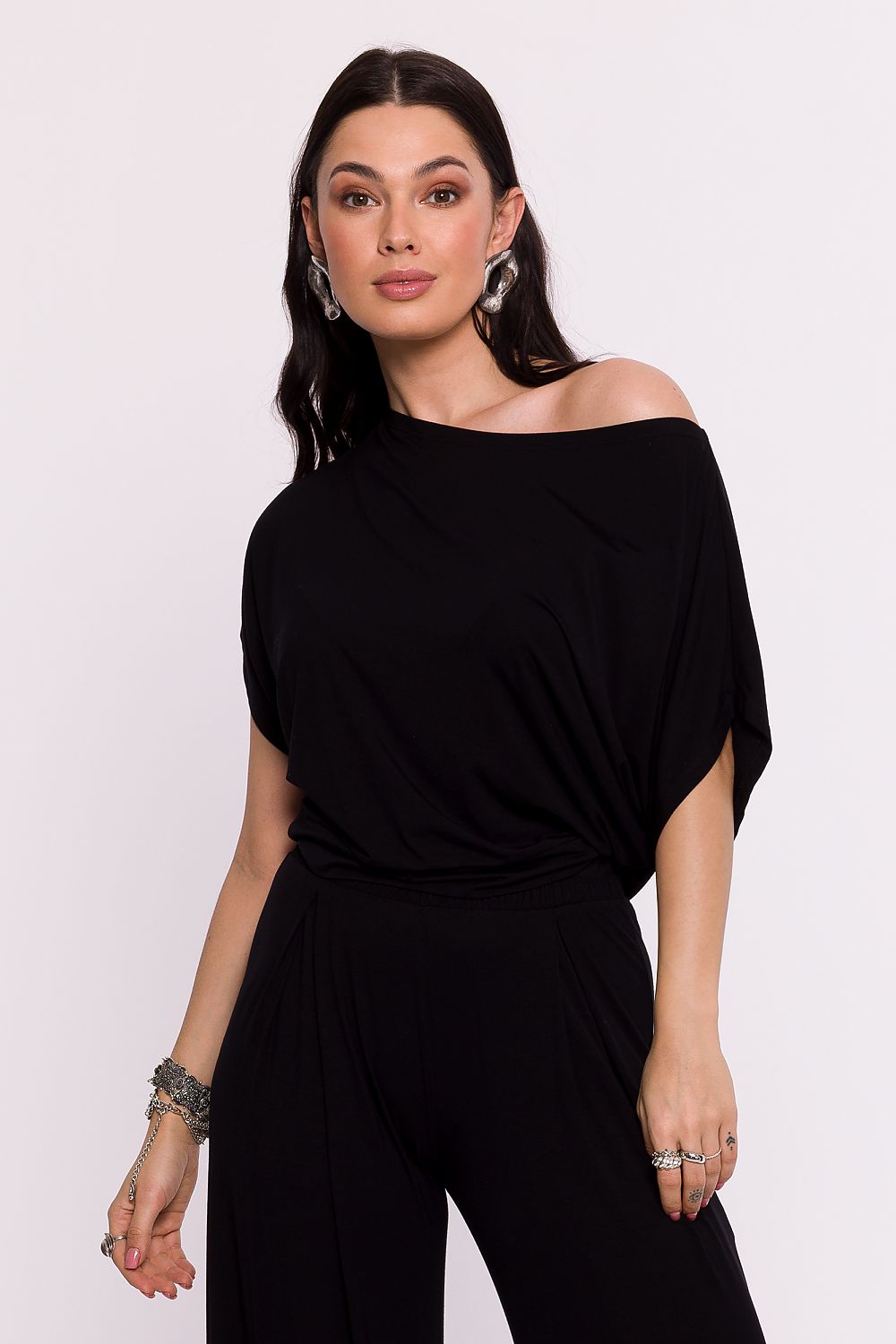 Femme portant une chemise noire élégante fabriquée en Europe, mode parisienne