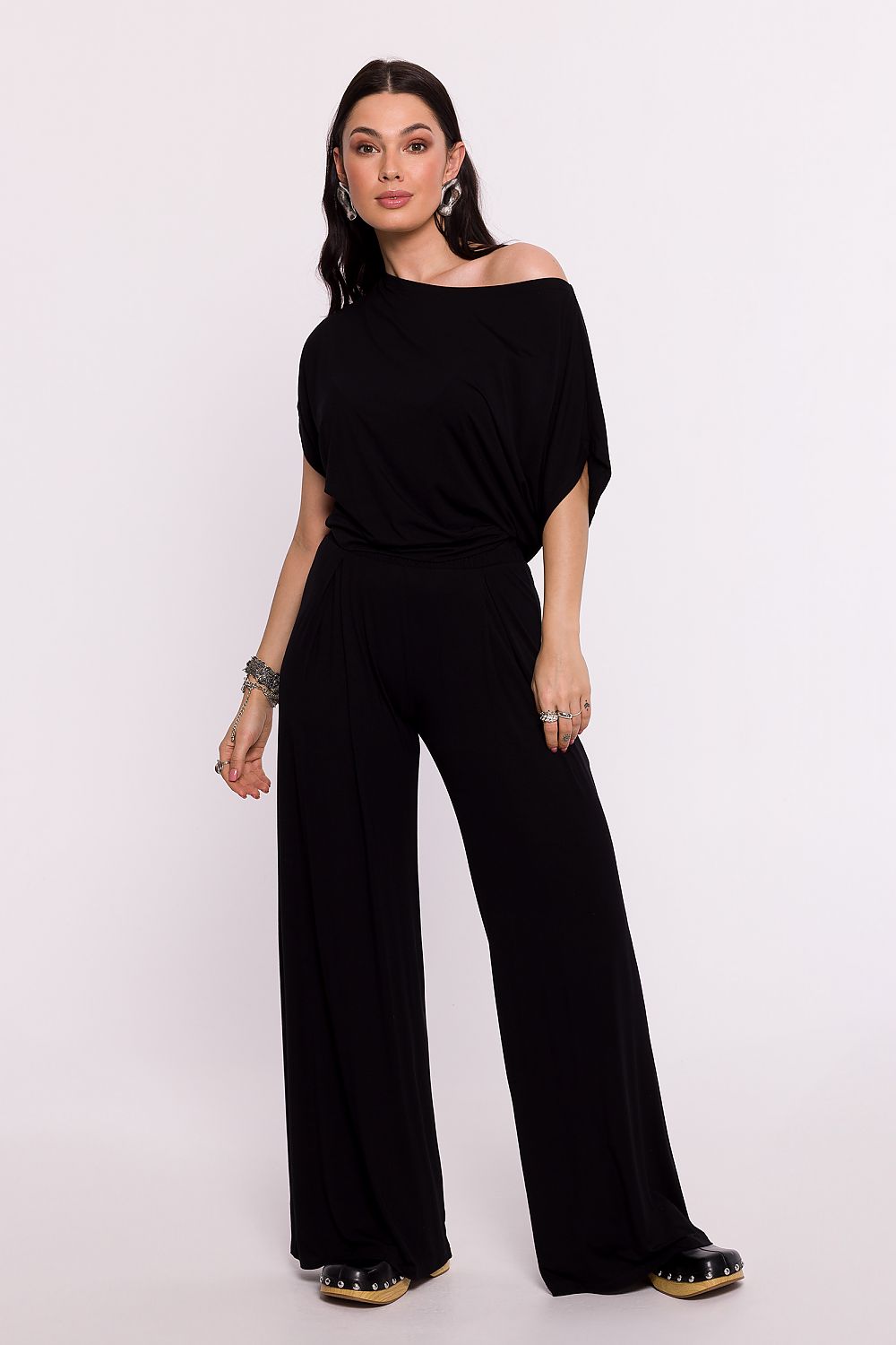 Femme portant une chemise noire élégante fabriquée en Europe, mode parisienne
