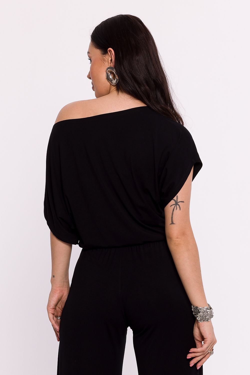 Femme portant une chemise noire élégante fabriquée en Europe, mode parisienne