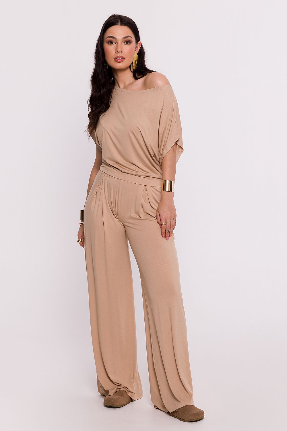 Femme portant une chemise beige fluide fabriquée en Europe, mode parisienne