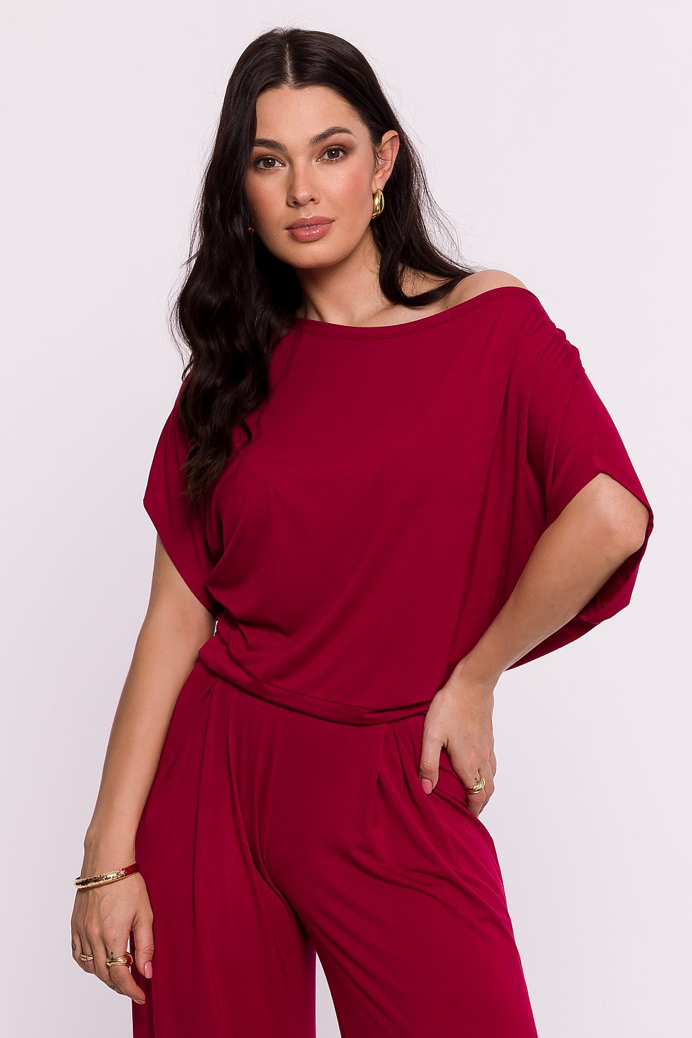 Femme portant une chemise rouge tendance fabriquée en Europe, mode parisienne