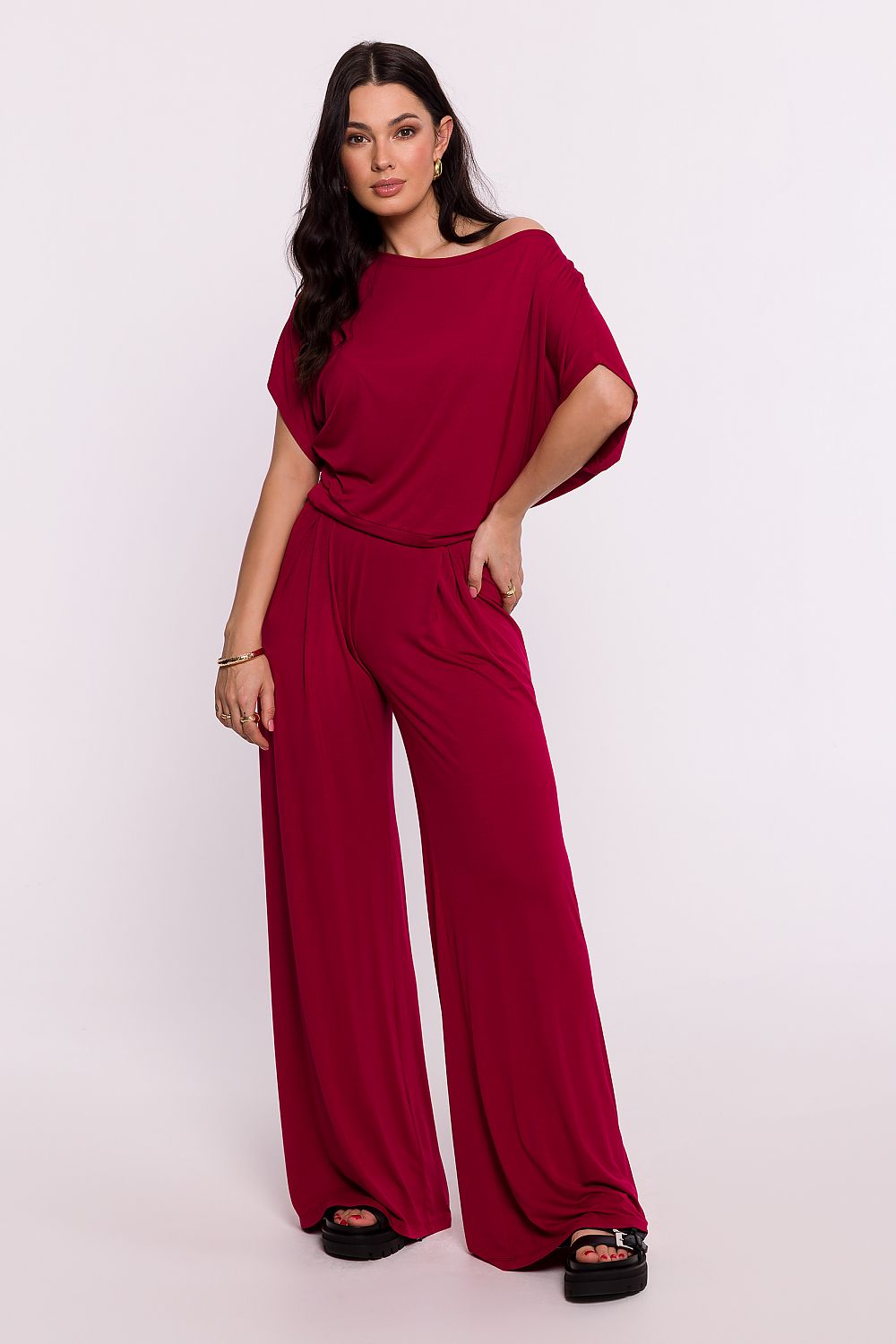 Femme portant une chemise rouge tendance fabriquée en Europe, mode parisienne
