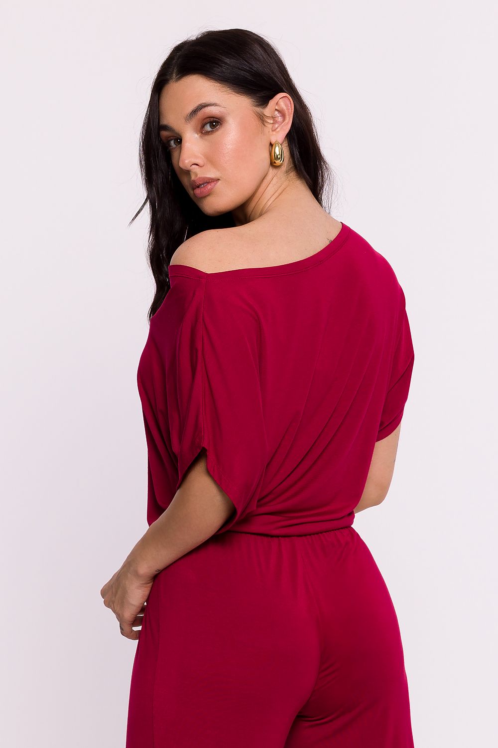 Femme portant une chemise rouge tendance fabriquée en Europe, mode parisienne