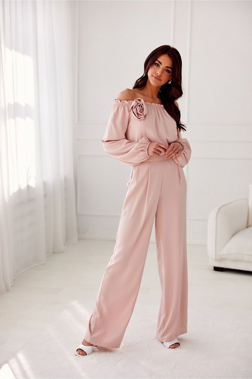 Pantalon rose foncé pour femme, silhouette allongée et coupe fluide, production européenne.