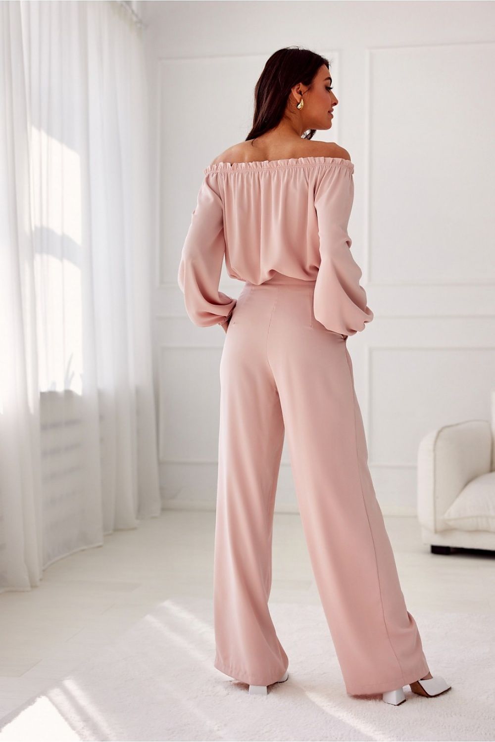 Pantalon rose foncé pour femme, silhouette allongée et coupe fluide, production européenne.