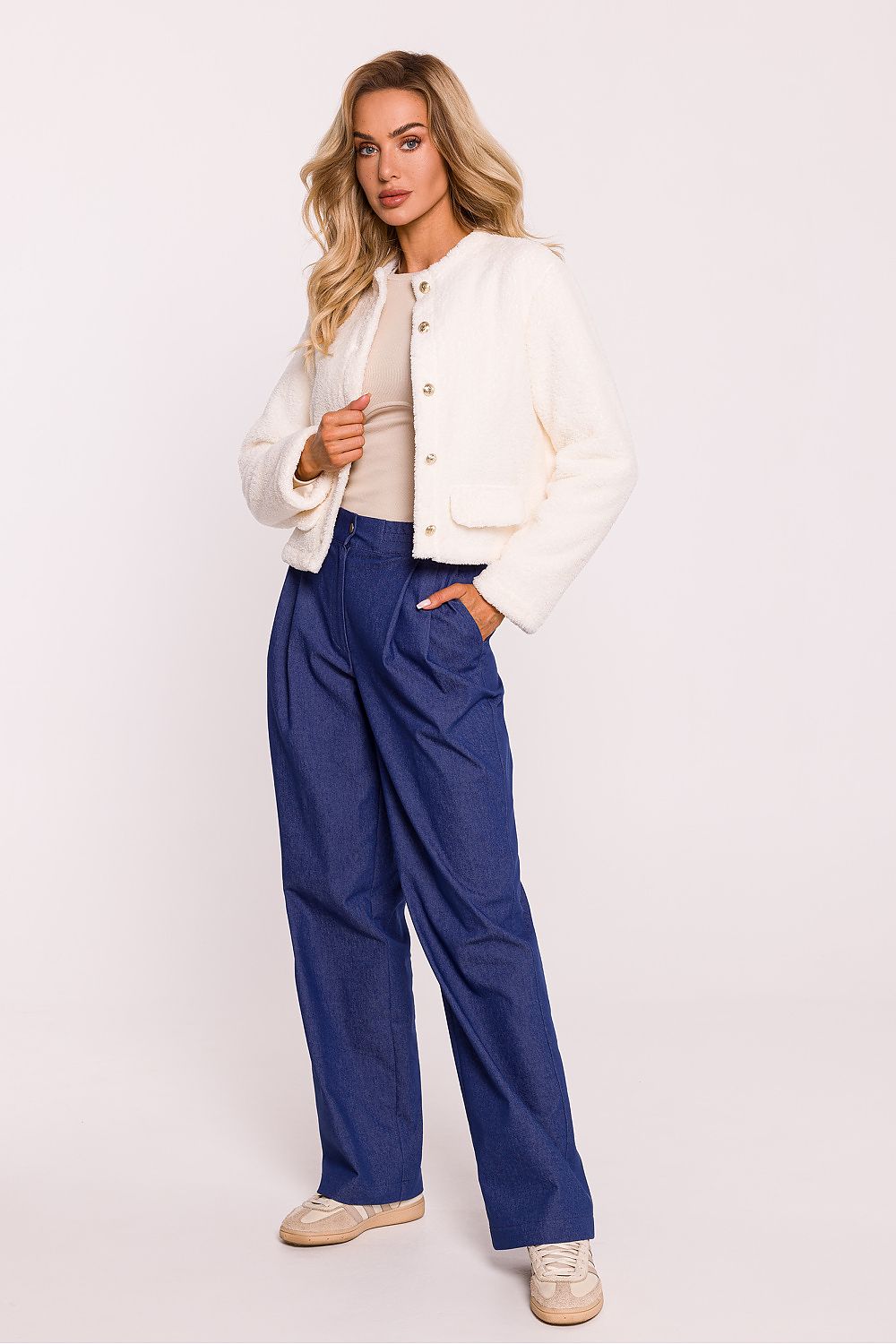 Sweatshirt court femme en peluche blanche avec boutons dorés décoratifs, col rond et coupe droite – fabriqué en Europe, style chic et décontracté