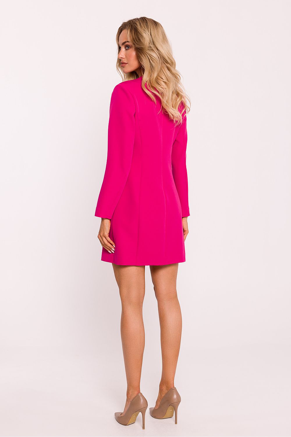 Robe élégante rose fuchsia pour femme avec boutons dorés, fabriquée en Europe, style parisien moderne.
