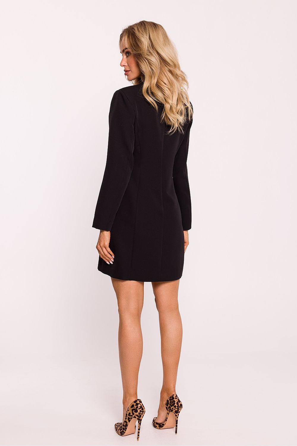 Robe noire classique et chic pour femme, col en V et finitions dorées, production éthique en Europe.