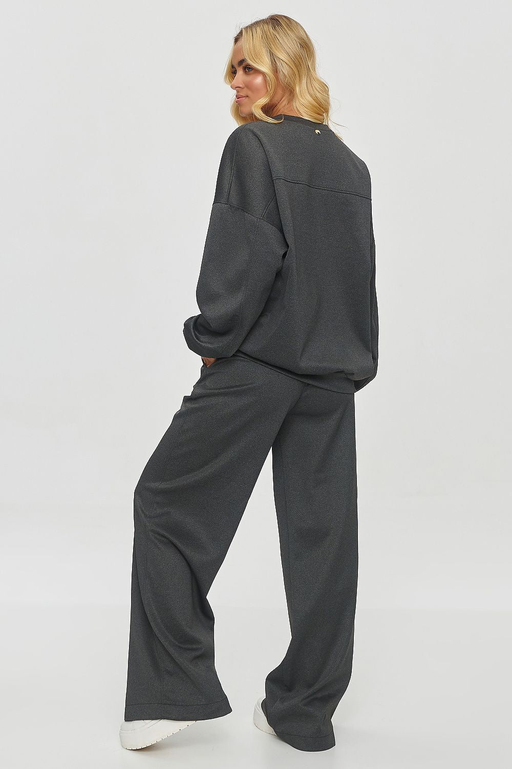 Femme portant un ensemble gris confortable composé d’un t-shirt ample et d’un short, fabriqué en Europe, mode parisienne