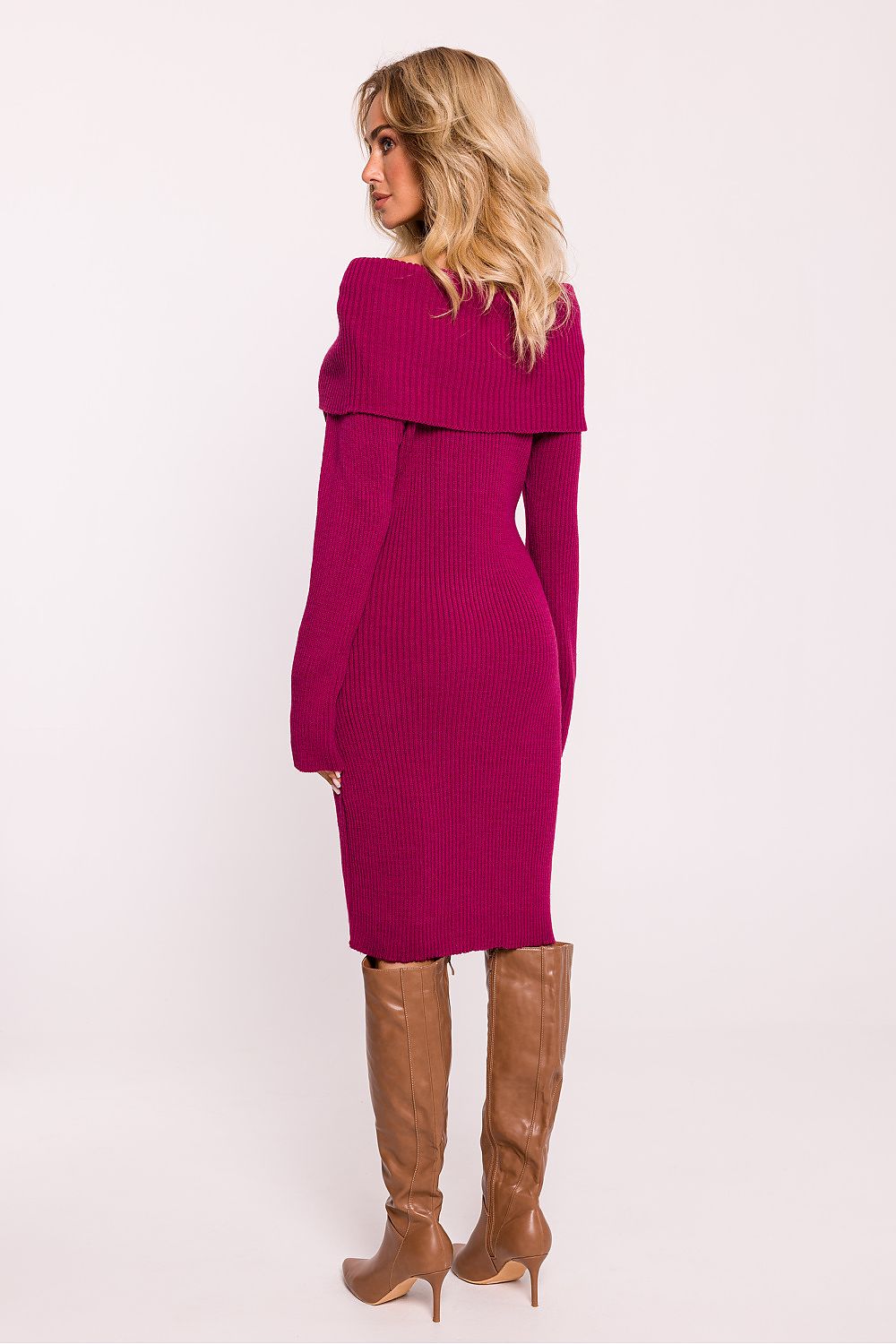 Robe pull rose framboise en maille pour femme, silhouette féminine et fabrication européenne.