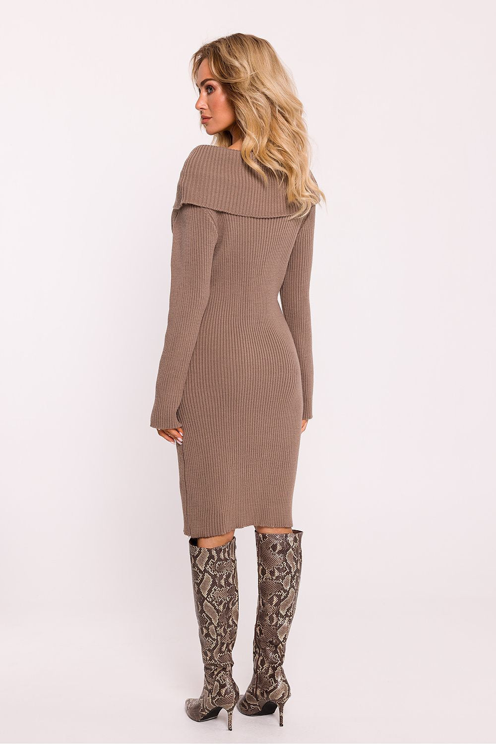 Robe pull taupe en tricot côtelé pour femme, col montant modulable, fabriquée en Europe.