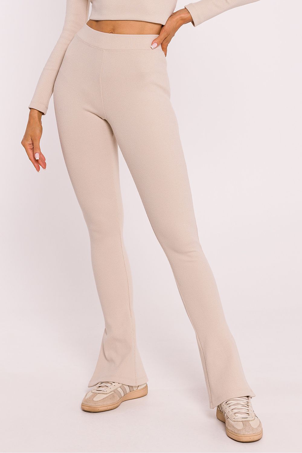 Legging côtelé long en coton beige, taille haute avec fente latérale – style parisien moderne et confection européenne