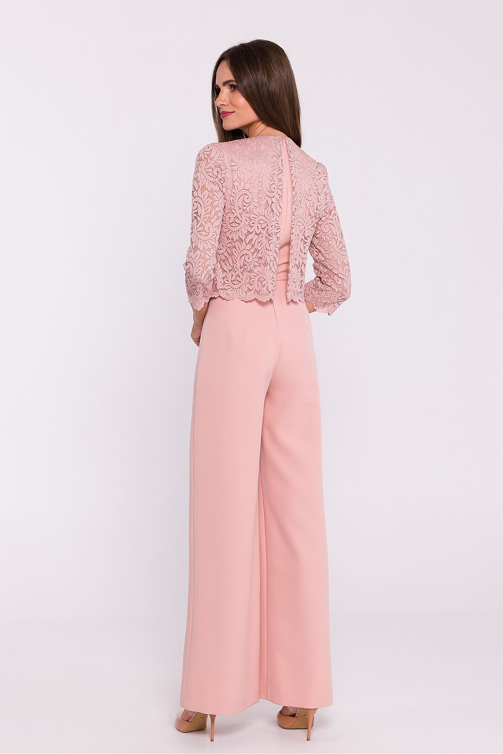 Femme portant une combinaison rose avec haut en dentelle et pantalon large, fabriquée en Europe, mode parisienne