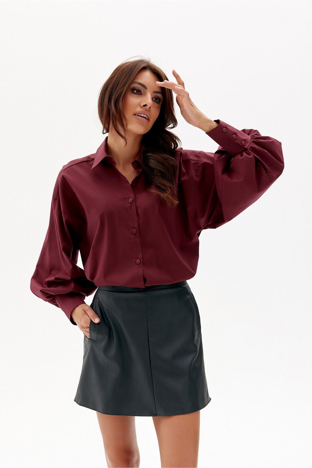 Jupe noire en similicuir pour femme, coupe trapèze avec poches latérales, fabrication européenne.