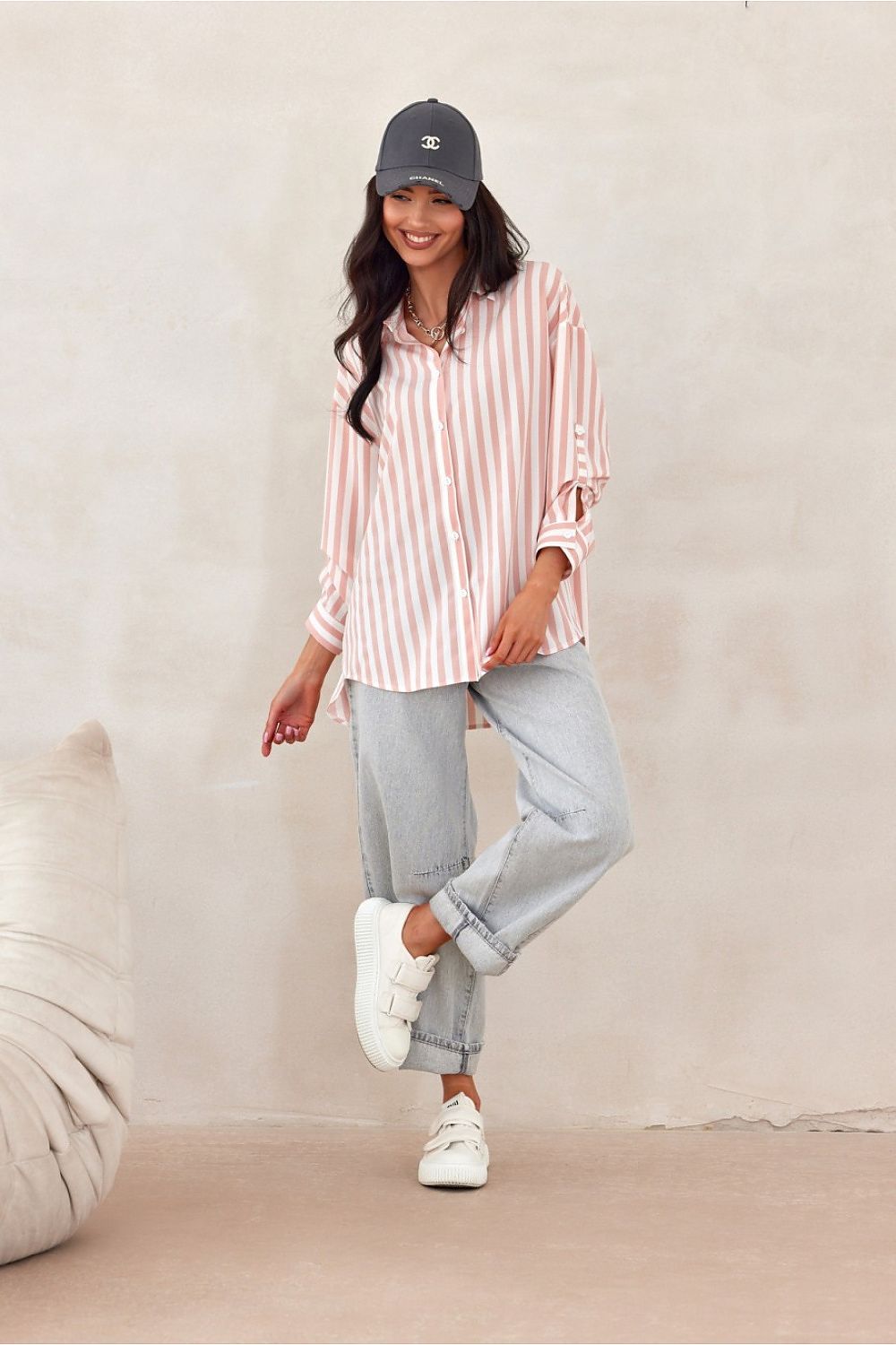 Chemise oversize à rayures rose clair pour femme, coupe moderne et poignets boutonnés, fabriquée en Europe.