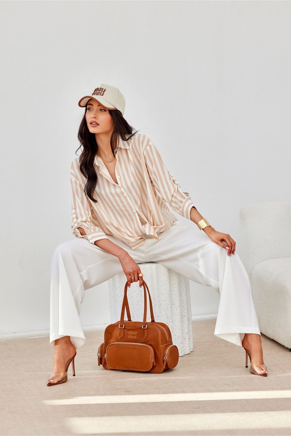 Chemise oversize à rayures beige pour femme, finition soignée et fabrication éthique en Europe.