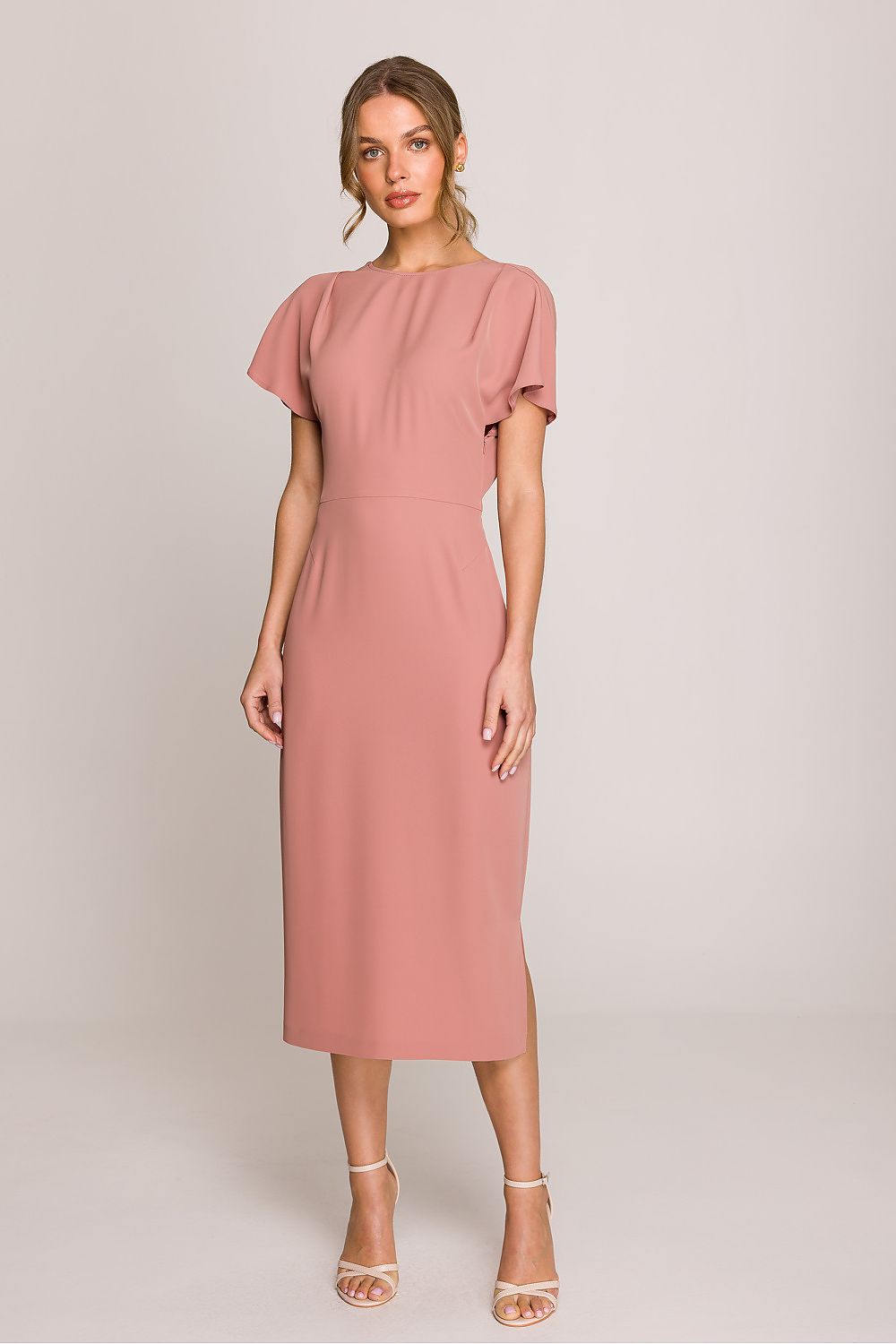 Vue de face de la robe midi rose Élégante Élodie de VidenaParis, coupe ajustée et manches courtes.