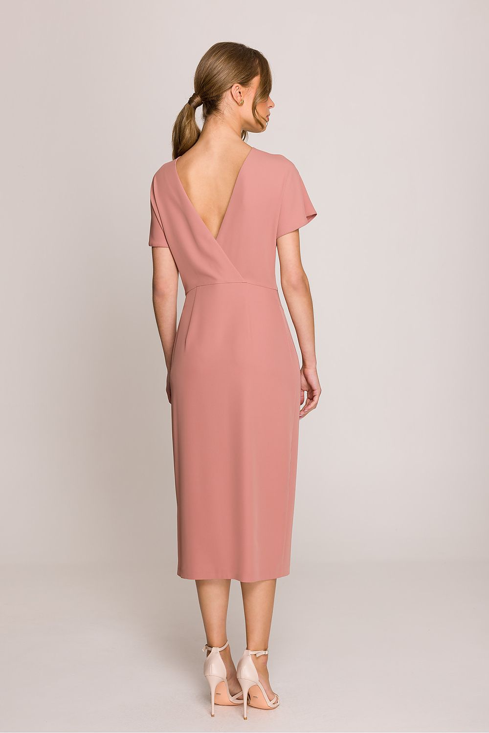Vue de dos de la robe midi Élégante Élodie, dévoilant un décolleté subtil en V et une fermeture discrète.