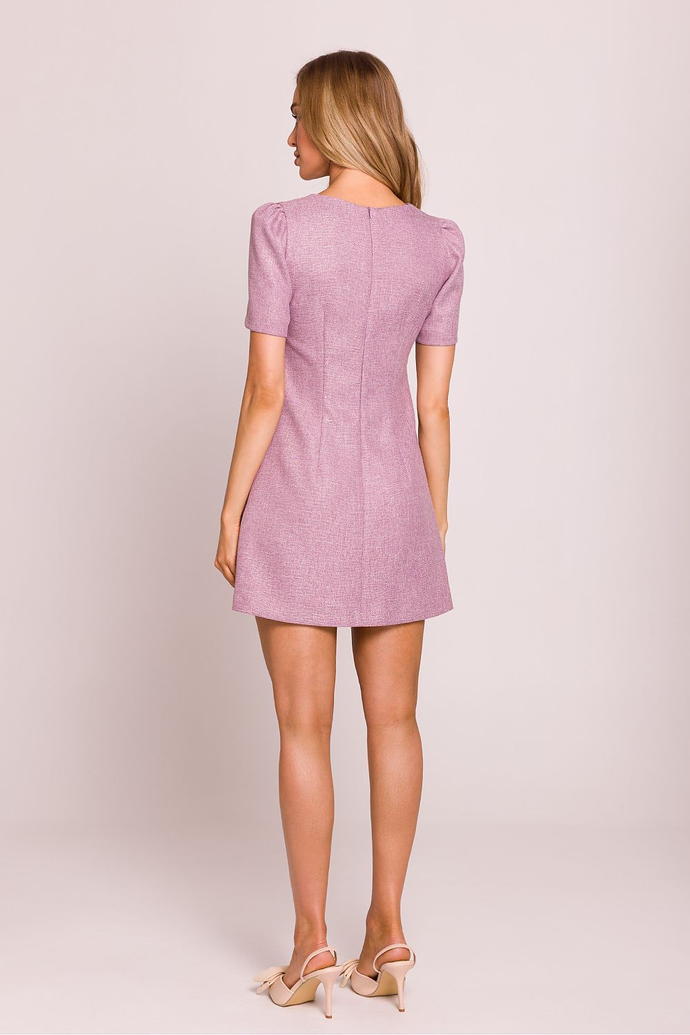 Robe trapèze courte rose avec manches bouffantes et boutons dorés en forme de cœur, confection européenne – style romantique et mode parisienne