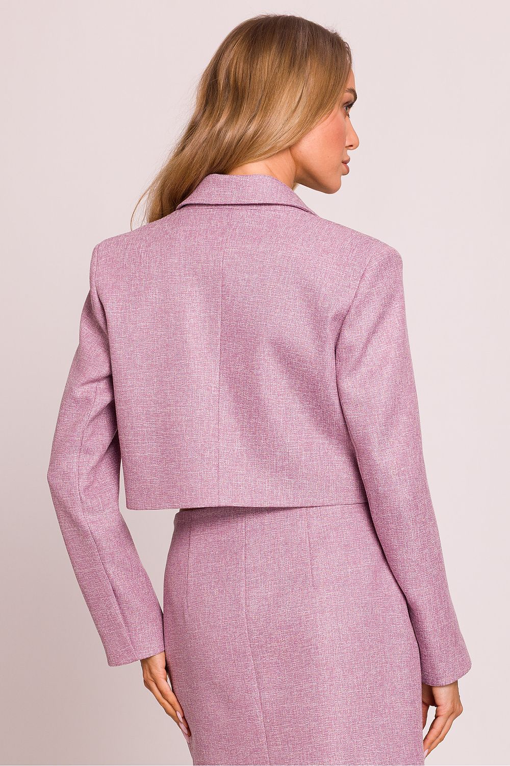 Femme portant un blazer court lavande en tweed fabriqué en Europe, mode parisienne