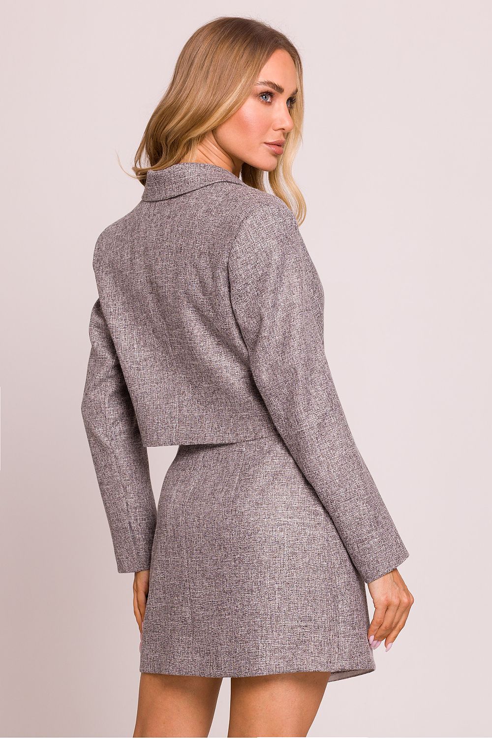 Femme portant un blazer court gris en tweed fabriqué en Europe, mode parisienne