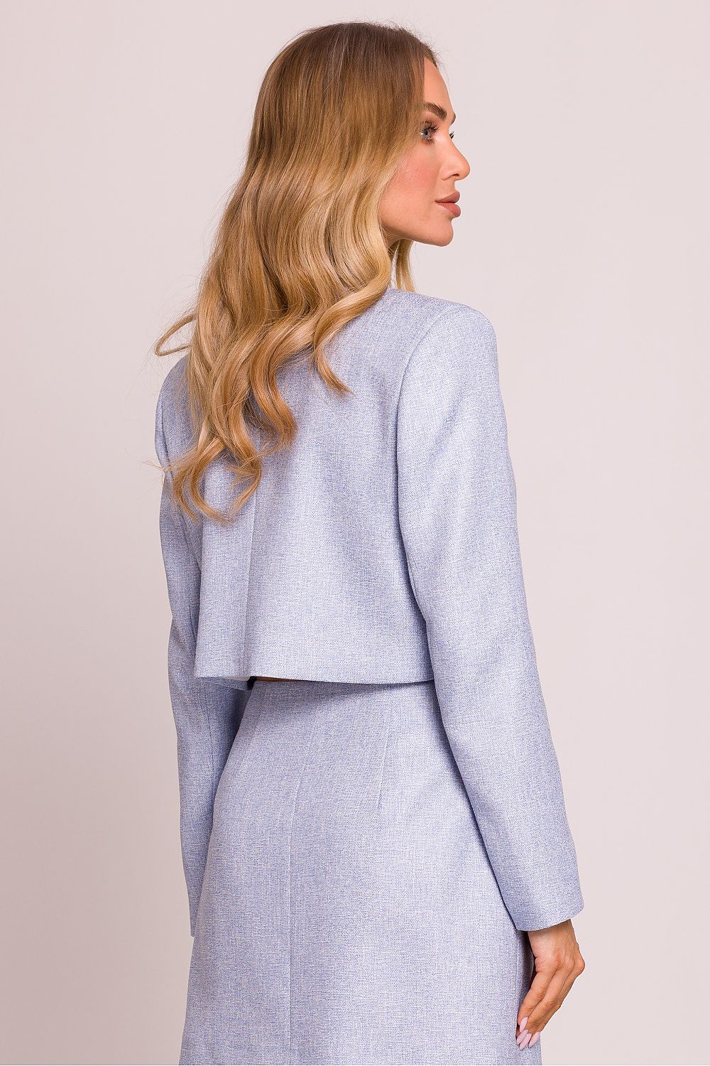 Femme portant un blazer court bleu en tweed fabriqué en Europe, mode parisienne