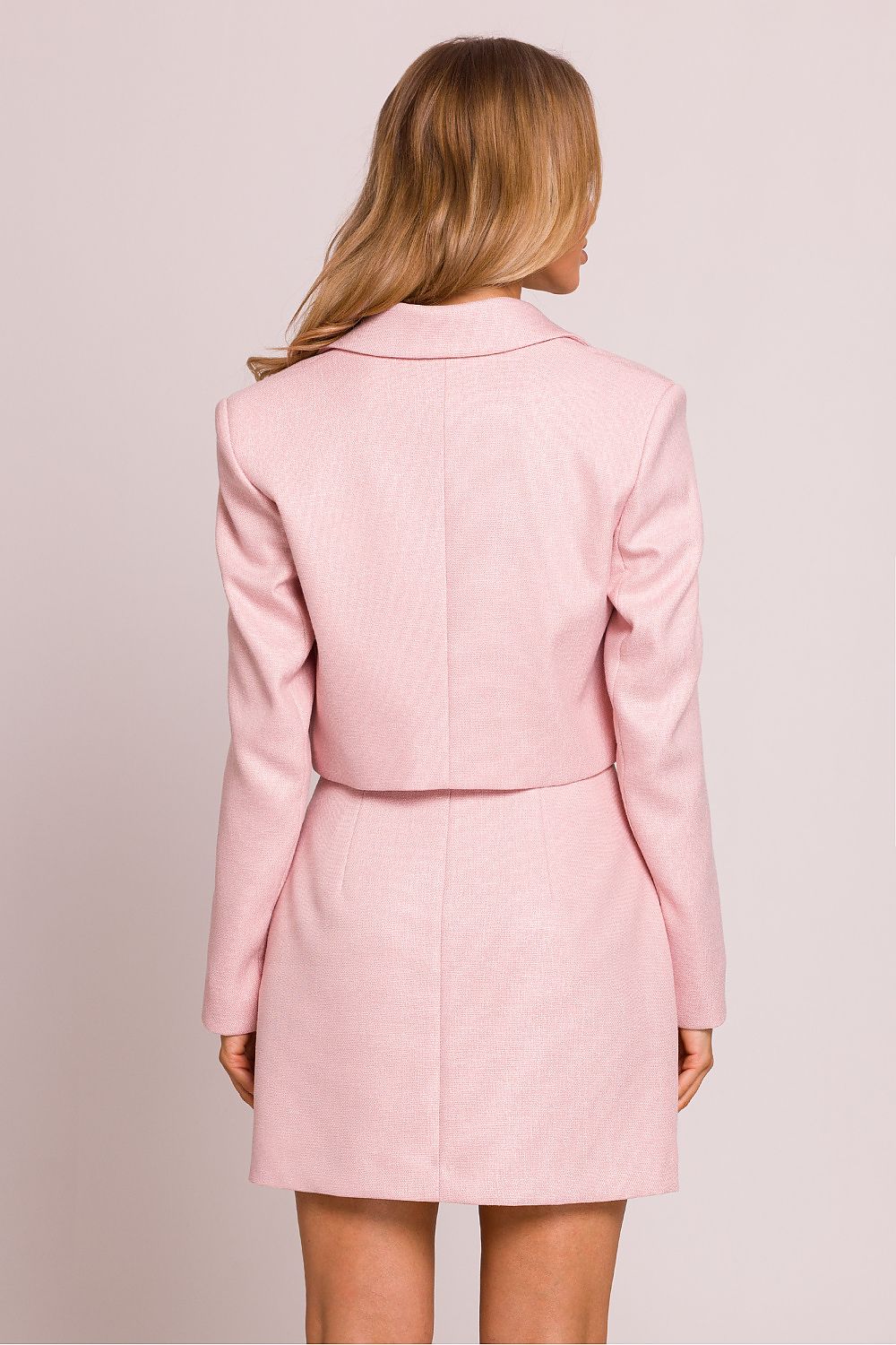 Femme portant un blazer court rose en tweed fabriqué en Europe, mode parisienne