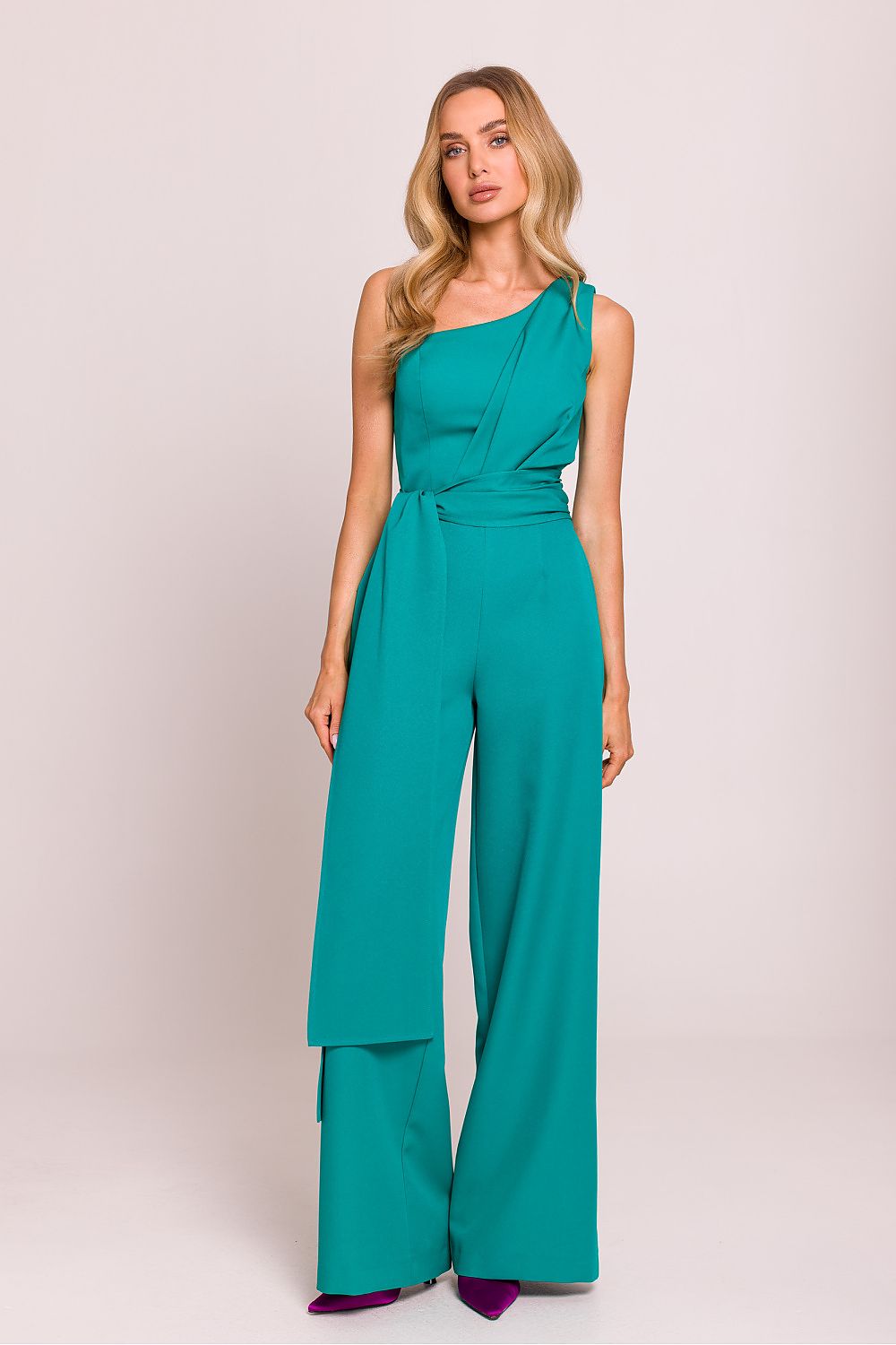 Combinaison asymétrique verte émeraude pour femme avec jambes larges, rubans décoratifs, fabriquée en Europe.