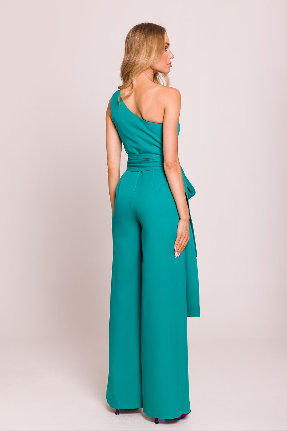 Combinaison asymétrique verte émeraude pour femme avec jambes larges, rubans décoratifs, fabriquée en Europe.