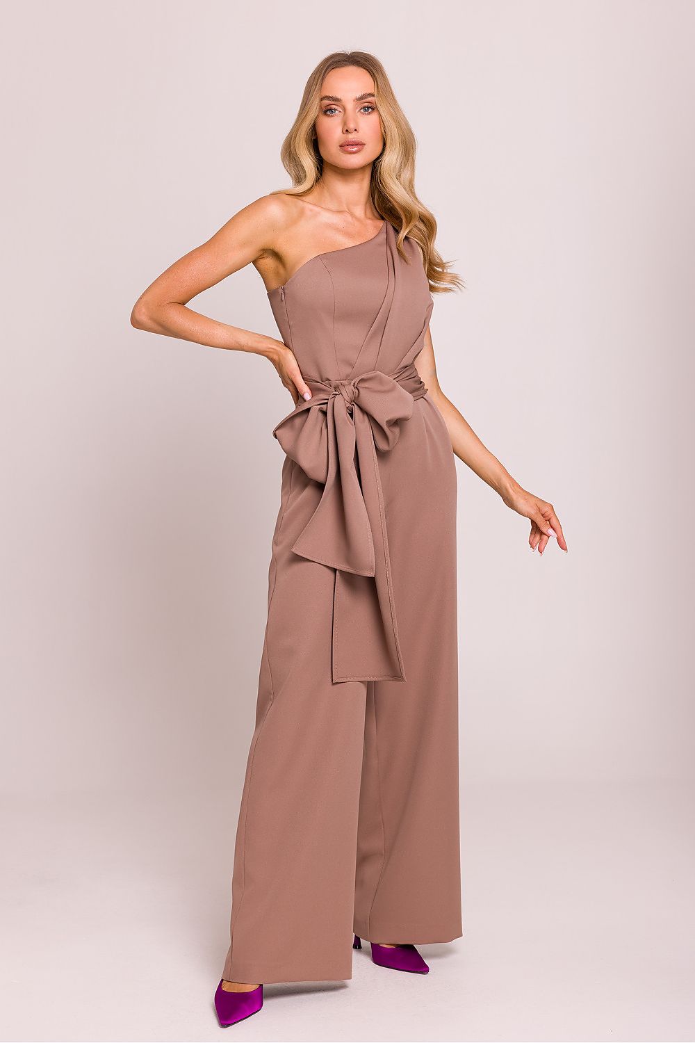 Combinaison asymétrique marron clair pour femme, style sophistiqué avec jambe évasée, fabrication européenne.