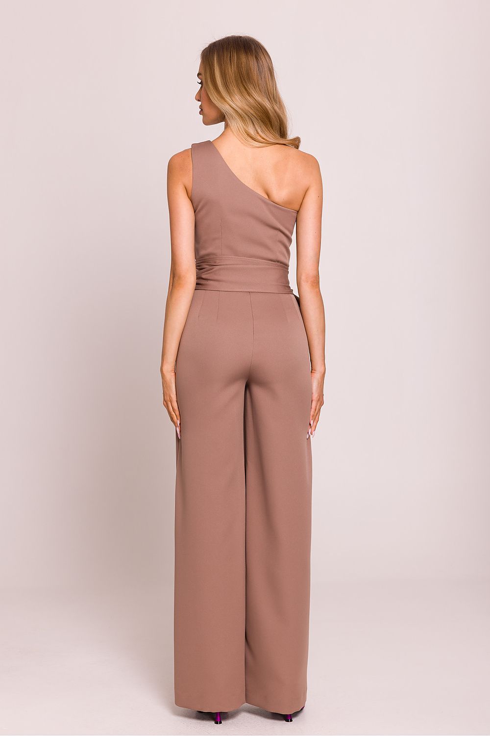 Combinaison asymétrique marron clair pour femme, style sophistiqué avec jambe évasée, fabrication européenne.