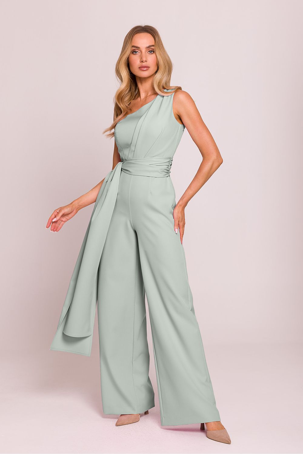 Combinaison verte pastel asymétrique pour femme, élégante et fluide, mode durable fabriquée en Europe.
