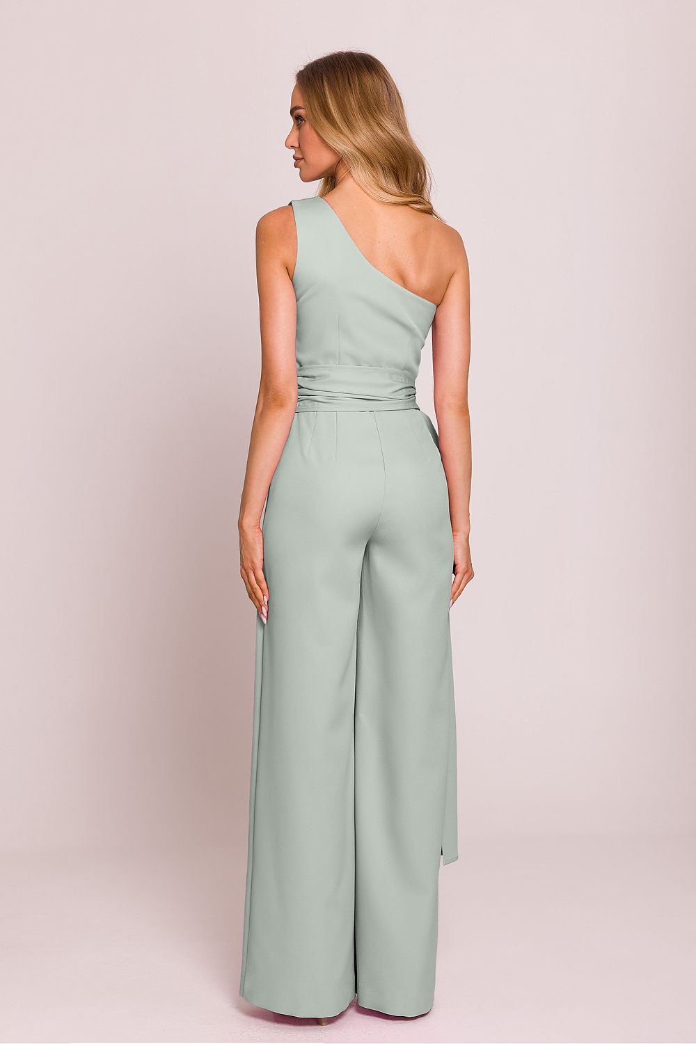 Combinaison verte pastel asymétrique pour femme, élégante et fluide, mode durable fabriquée en Europe.