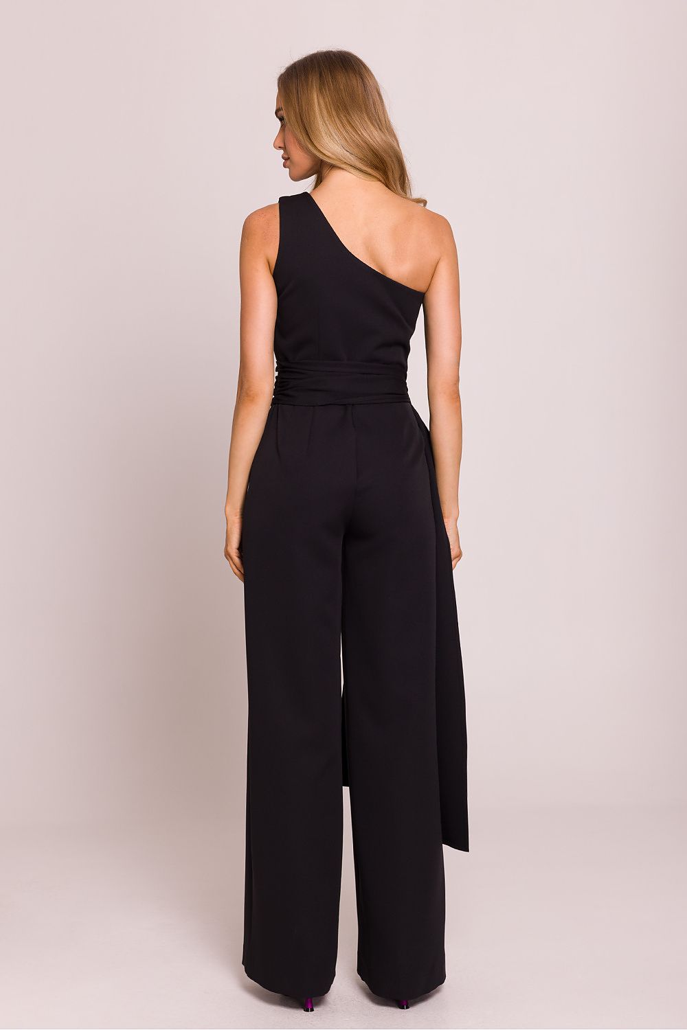 Combinaison noire élégante pour femme avec coupe asymétrique et jambe large, fabriquée en Europe.
