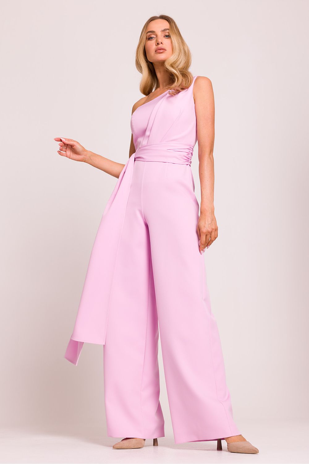 Combinaison violette clair asymétrique pour femme, silhouette moderne et élégante, fabrication éthique.