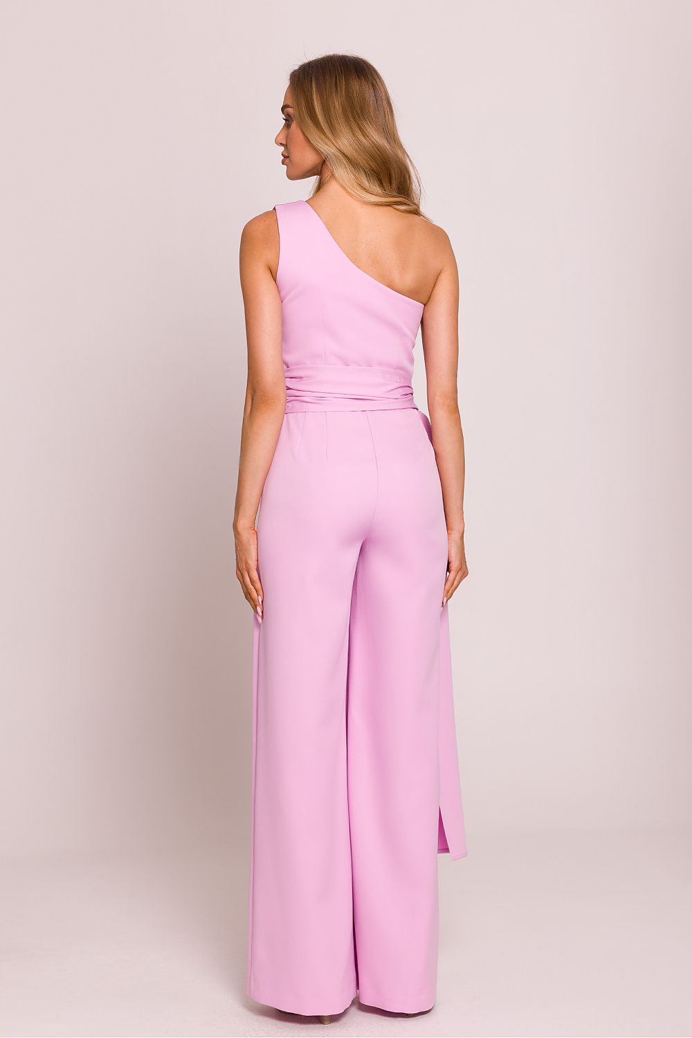 Combinaison violette clair asymétrique pour femme, silhouette moderne et élégante, fabrication éthique.