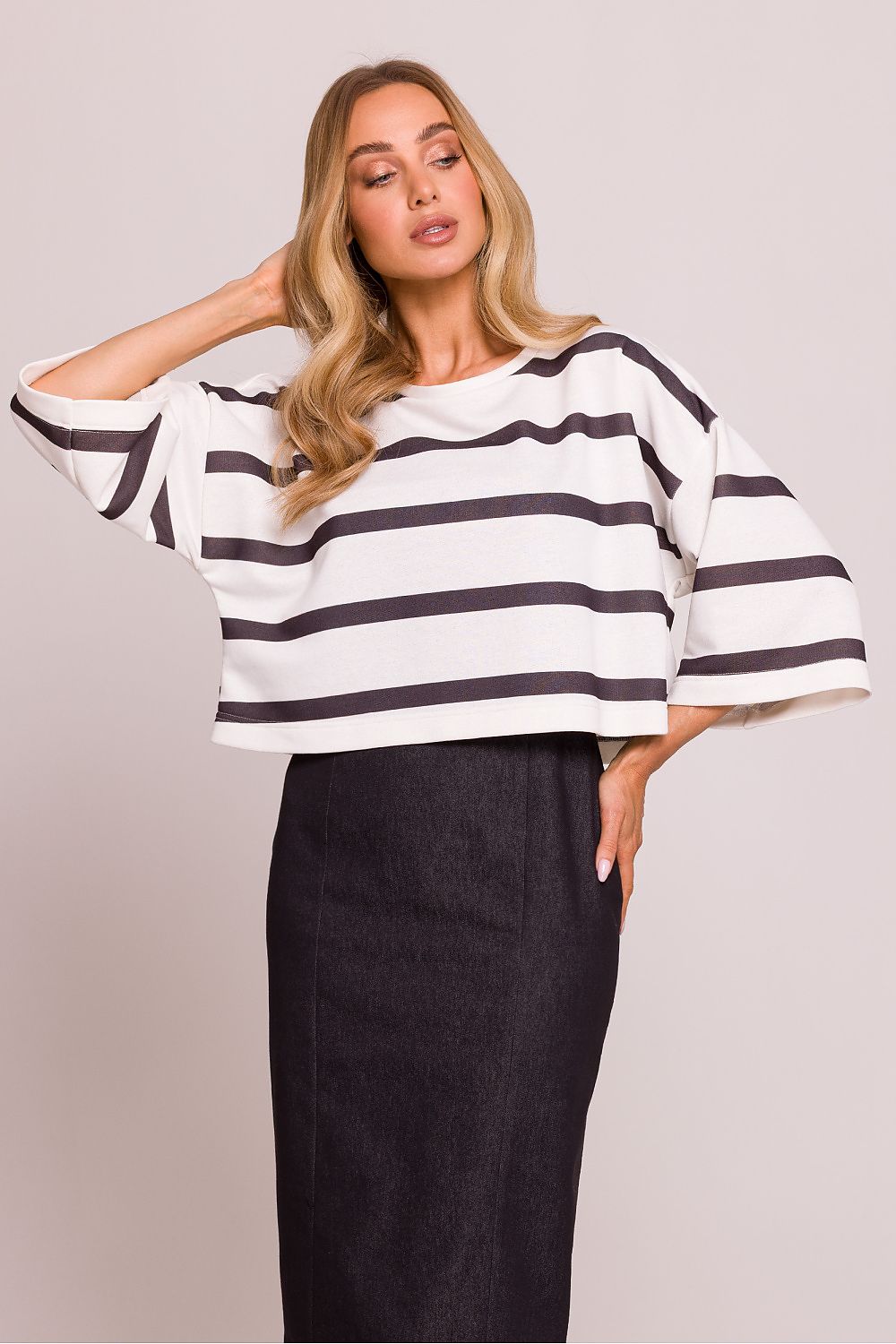 Femme portant un pull marinière à rayures noires et blanches, fabriqué en Europe, mode parisienne
