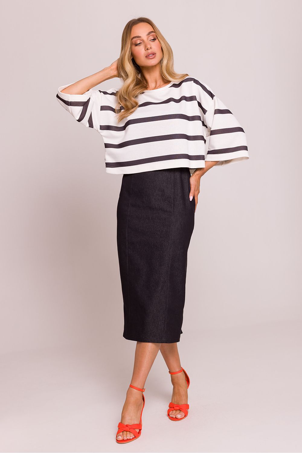 Femme portant un pull marinière à rayures noires et blanches, fabriqué en Europe, mode parisienne