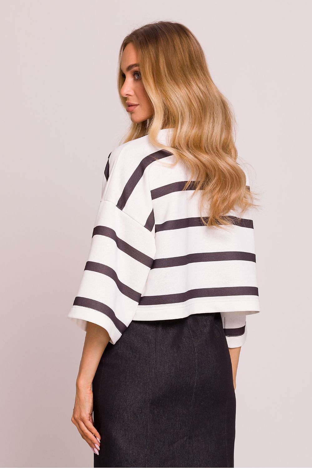 Femme portant un pull marinière à rayures noires et blanches, fabriqué en Europe, mode parisienne