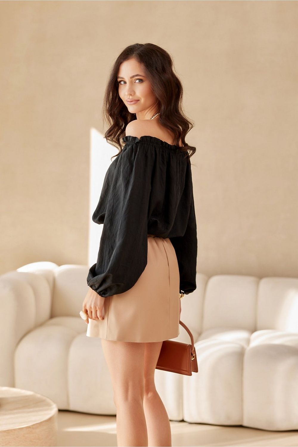 Jupe trapèze beige en similicuir pour femme, look automne chic, confection européenne.