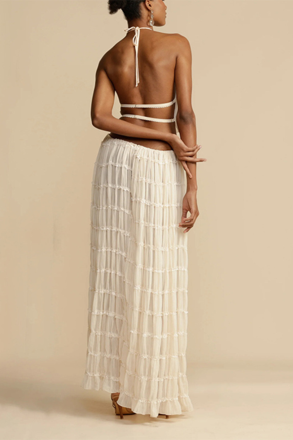 Ensemble deux pièces blanc cassé style bohème, composé d’un top dos-nu et d’une jupe longue fluide à motifs brodés.