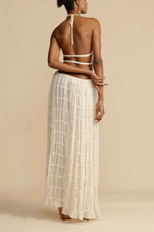 Ensemble deux pièces blanc cassé style bohème, composé d’un top dos-nu et d’une jupe longue fluide à motifs brodés.