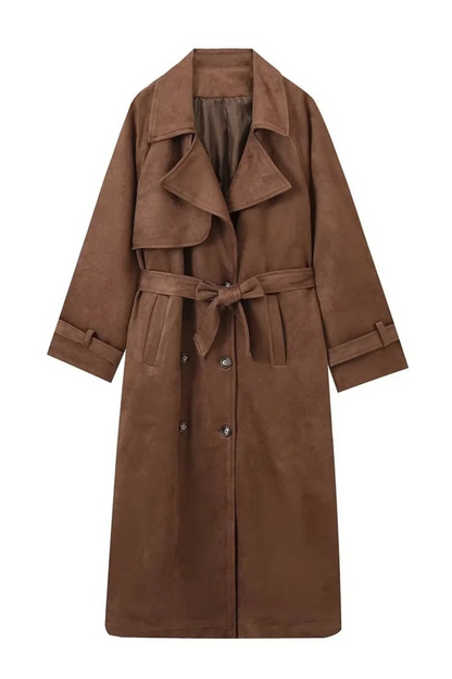 Trench long marron en daim vegan pour femme, ceinture à la taille et finition effet suédé, style élégant.
